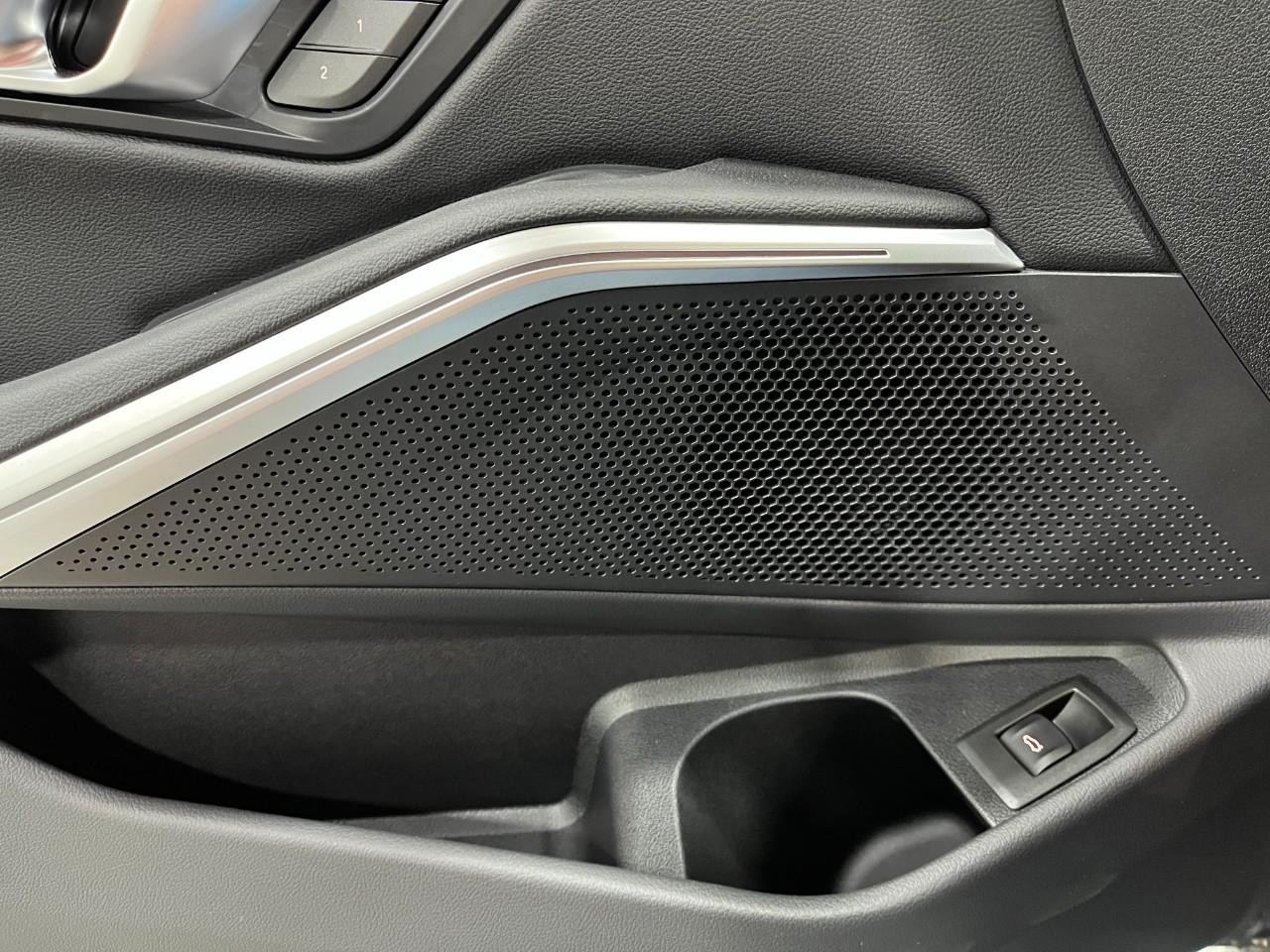 BMW 3 Series Vehicle Full-screen Gallery Image 35