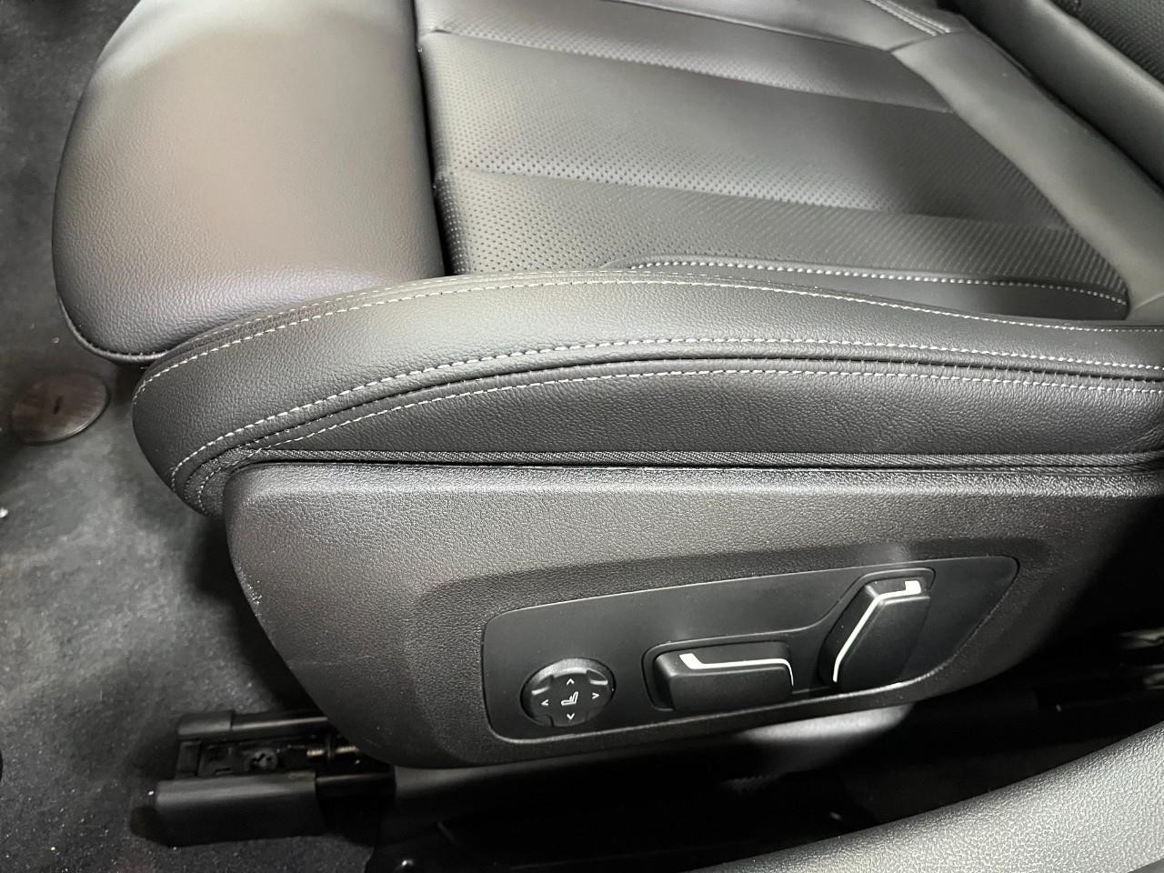 BMW 3 Series Vehicle Full-screen Gallery Image 36