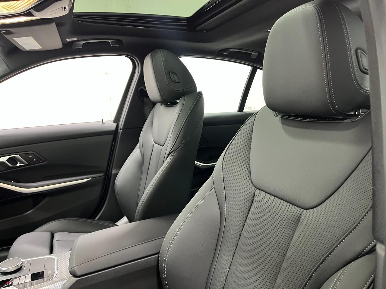 BMW 3 Series Vehicle Full-screen Gallery Image 37