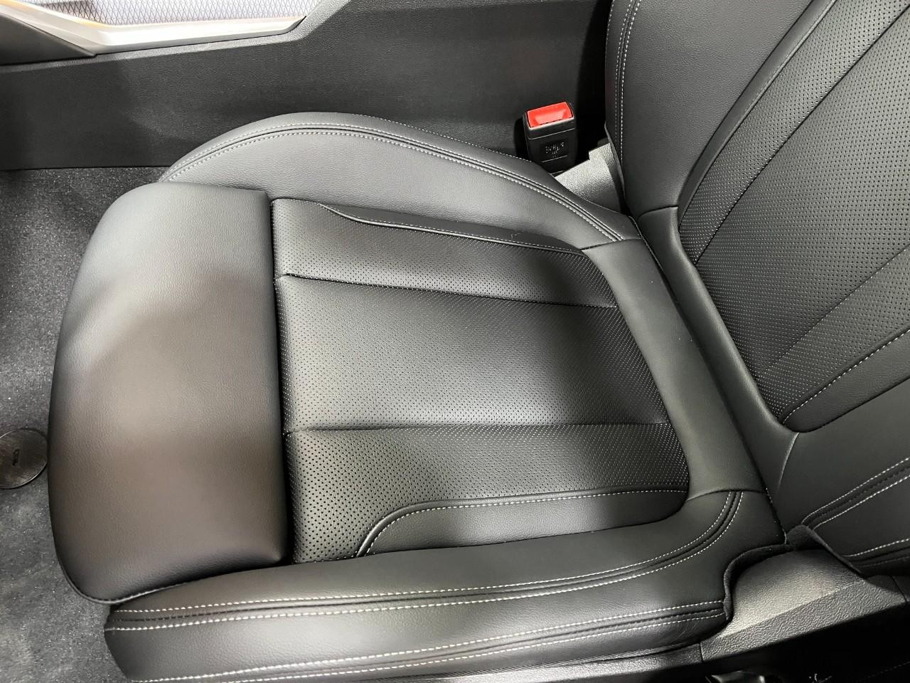 BMW 3 Series Vehicle Full-screen Gallery Image 38