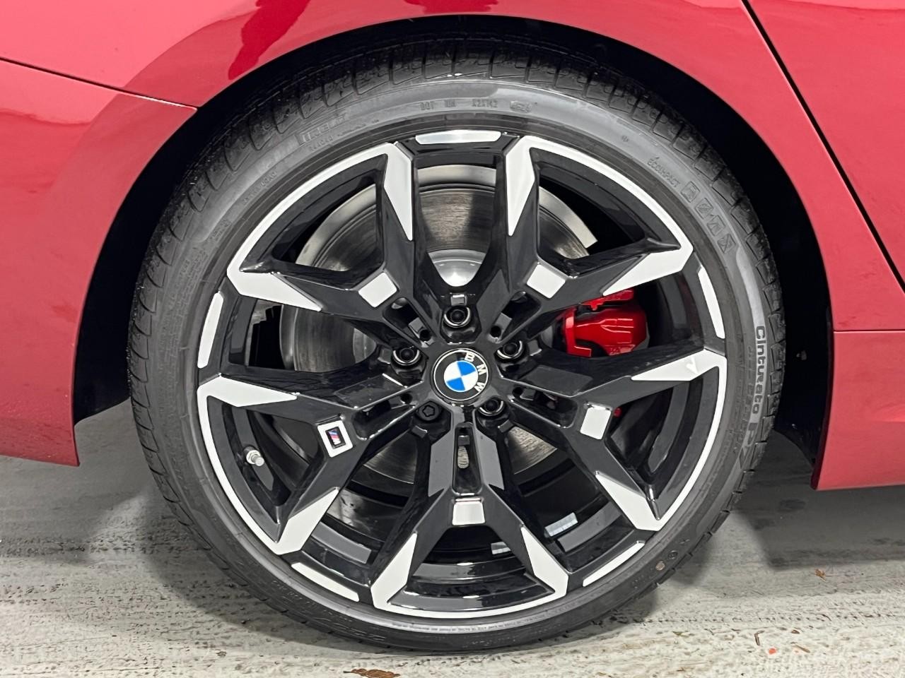 BMW 3 Series Vehicle Full-screen Gallery Image 5