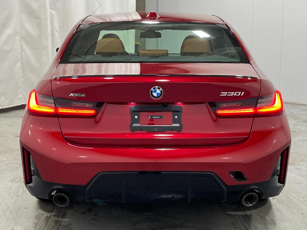 BMW 3 Series Vehicle Full-screen Gallery Image 10