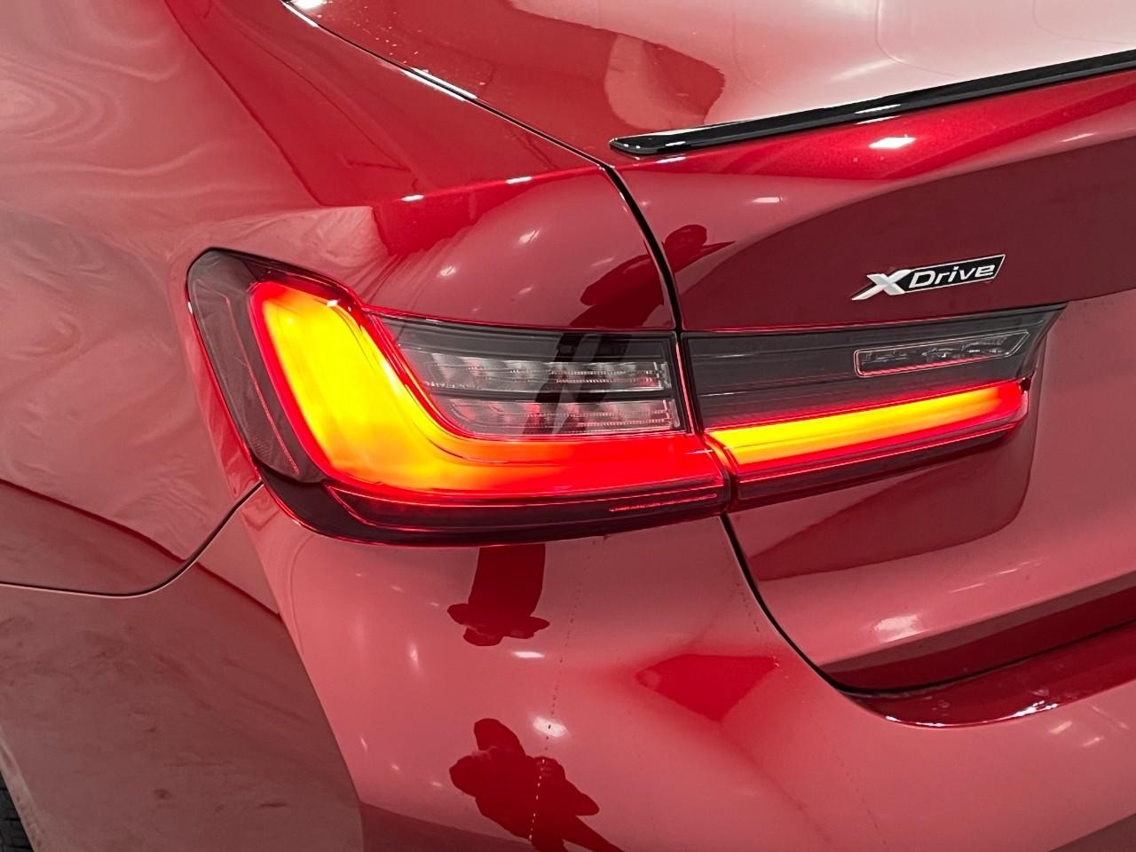 BMW 3 Series Vehicle Full-screen Gallery Image 11