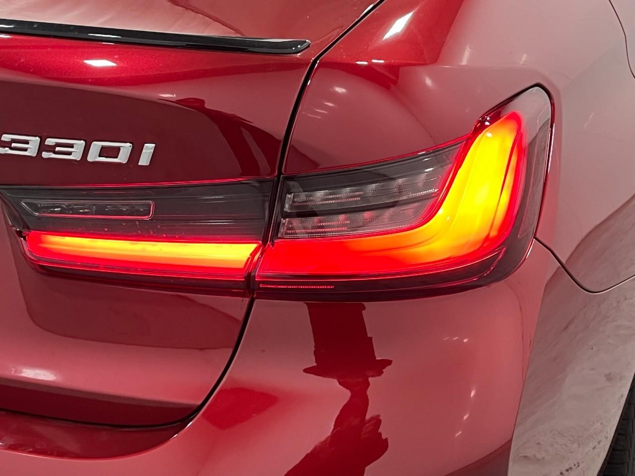 BMW 3 Series Vehicle Full-screen Gallery Image 12