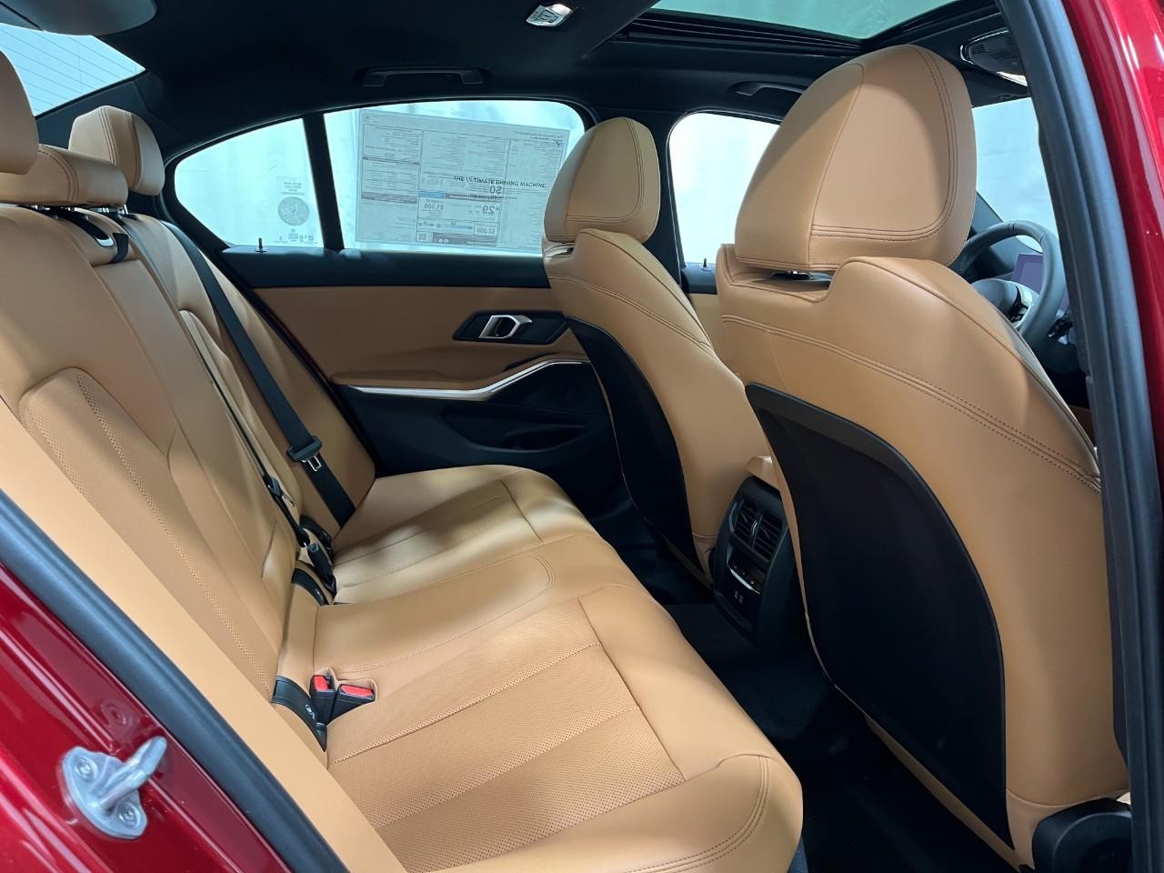 BMW 3 Series Vehicle Full-screen Gallery Image 13