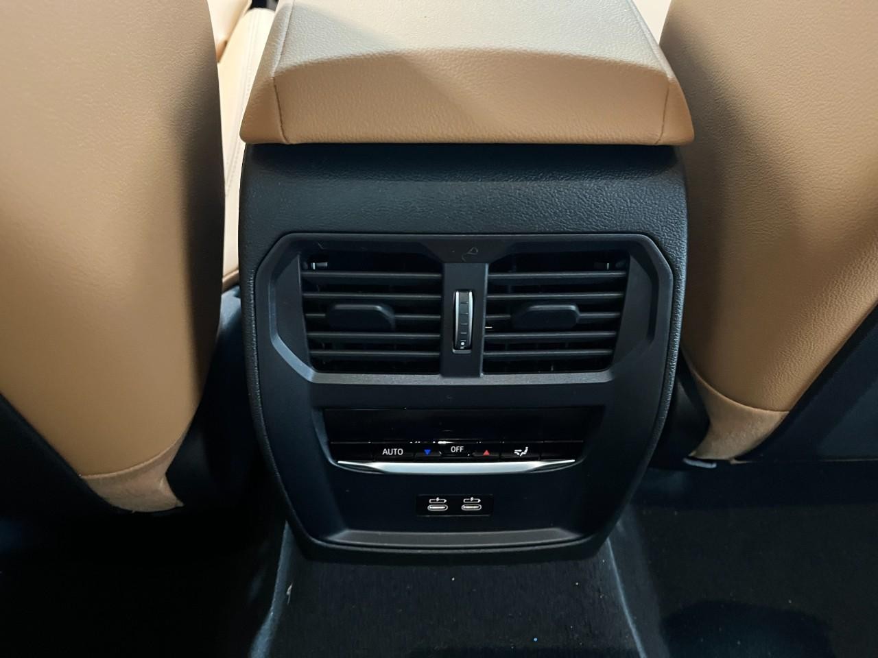 BMW 3 Series Vehicle Full-screen Gallery Image 18