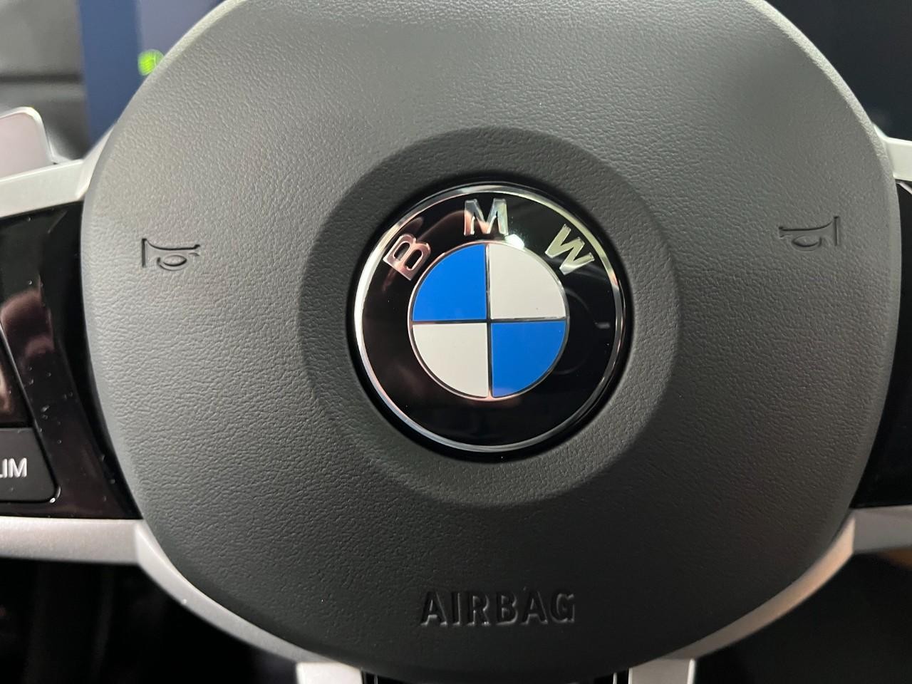 BMW 3 Series Vehicle Full-screen Gallery Image 22