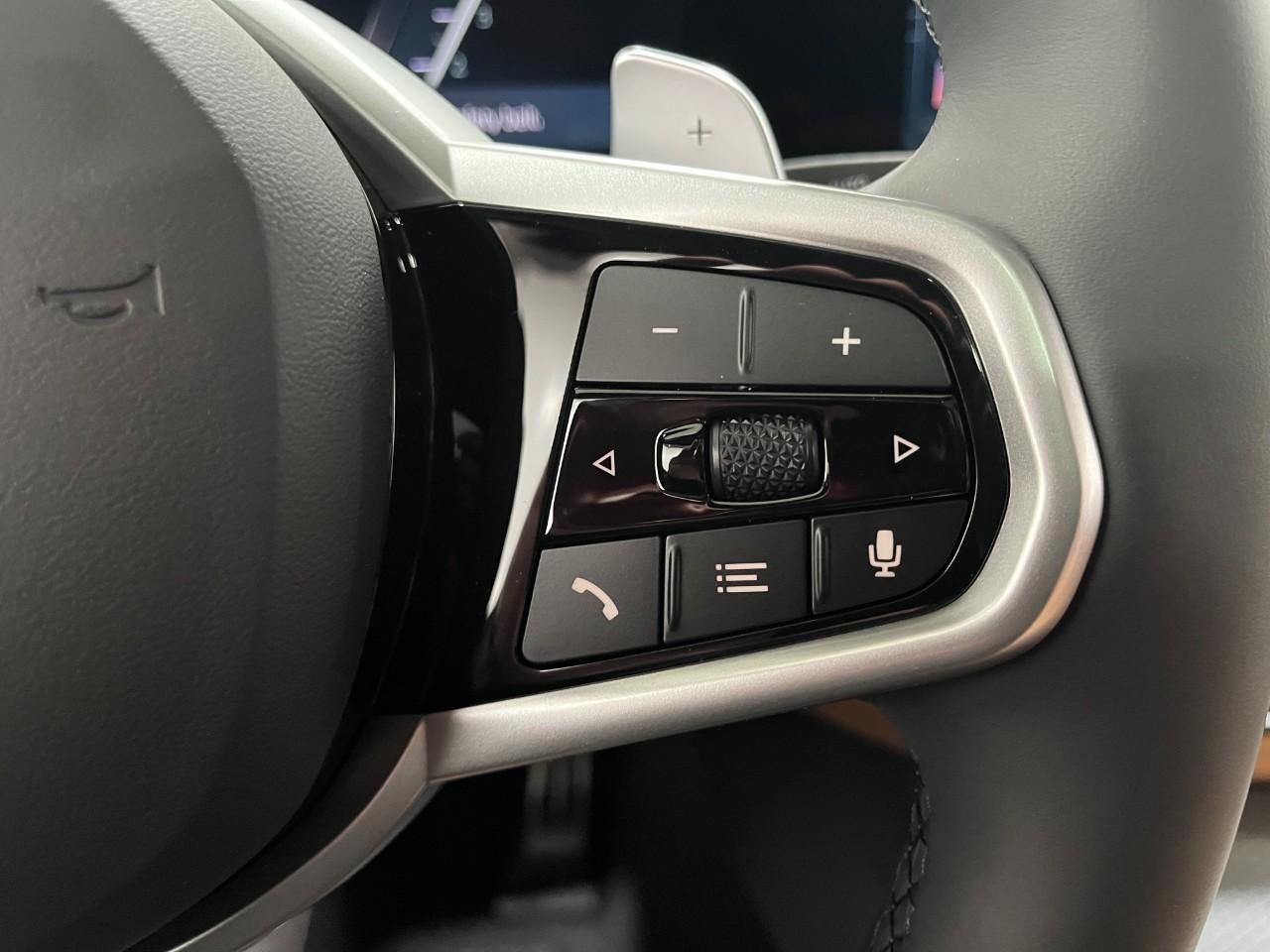 BMW 3 Series Vehicle Full-screen Gallery Image 23