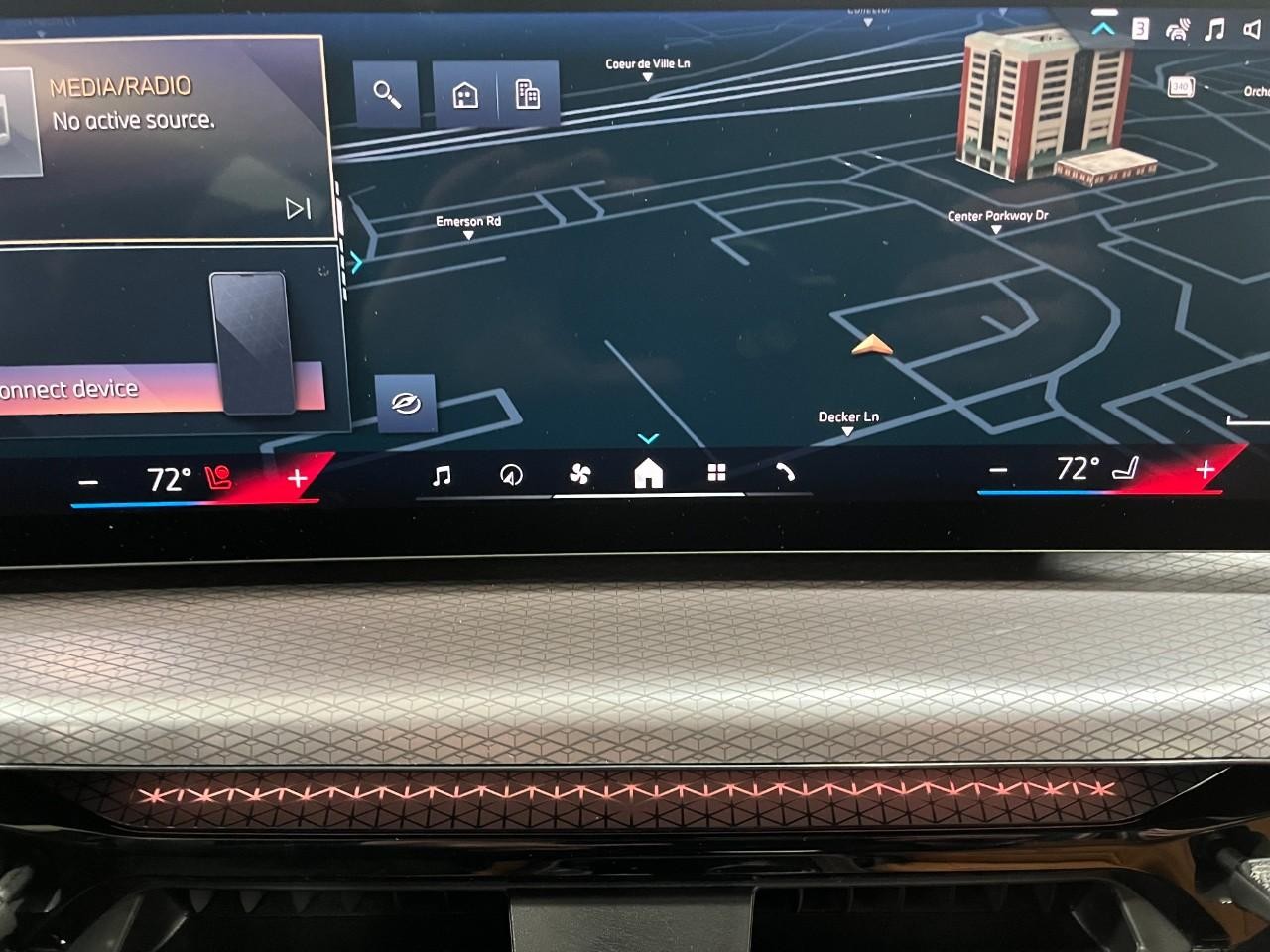 BMW 3 Series Vehicle Full-screen Gallery Image 25