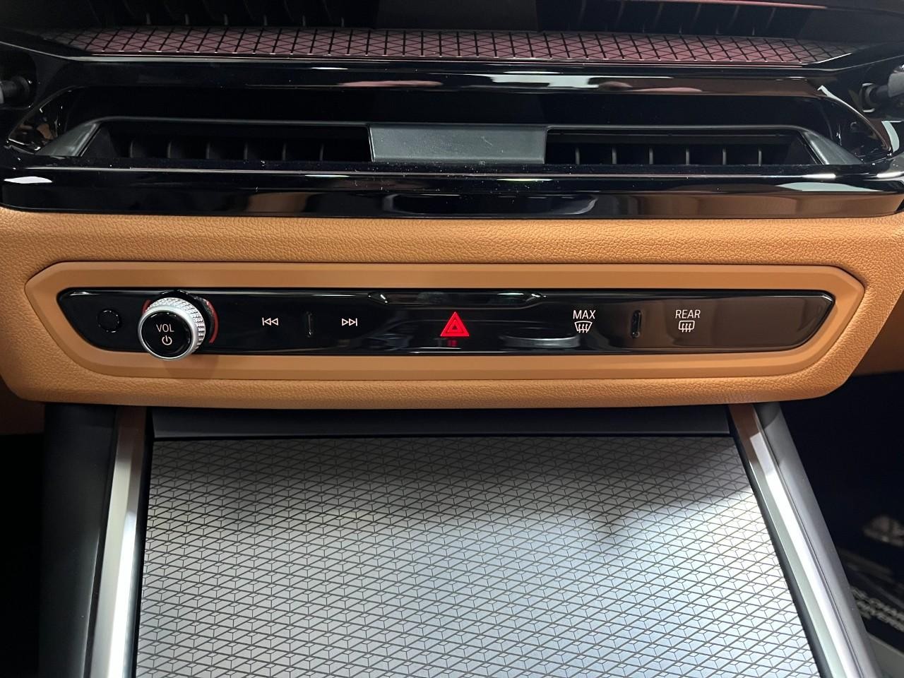 BMW 3 Series Vehicle Full-screen Gallery Image 27