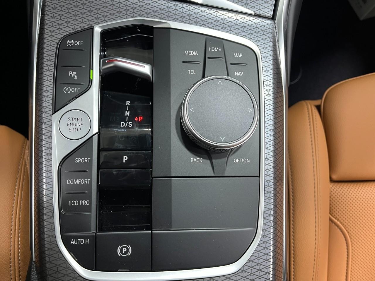 BMW 3 Series Vehicle Full-screen Gallery Image 28