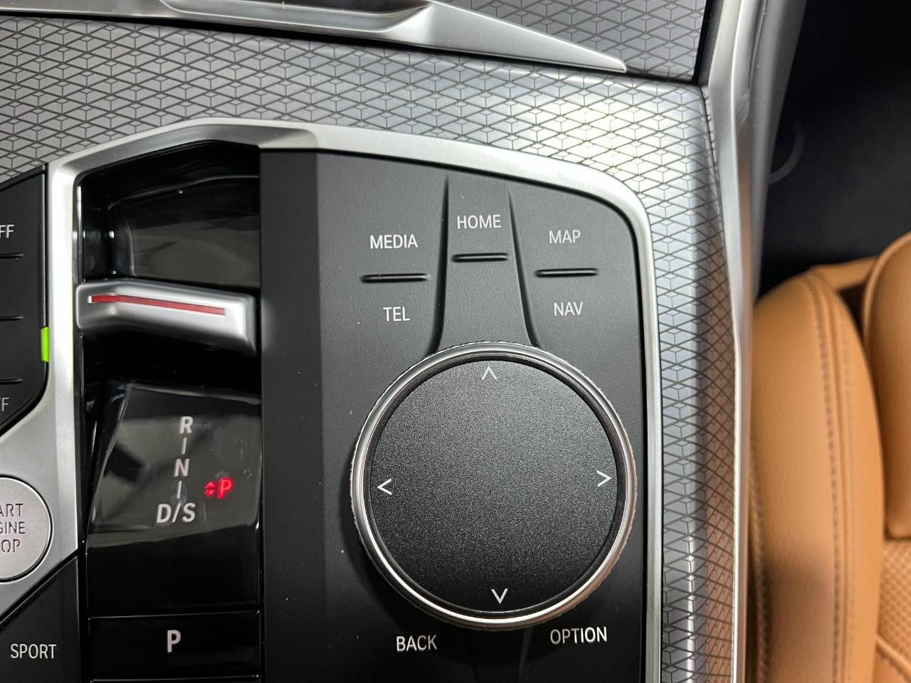 BMW 3 Series Vehicle Full-screen Gallery Image 29