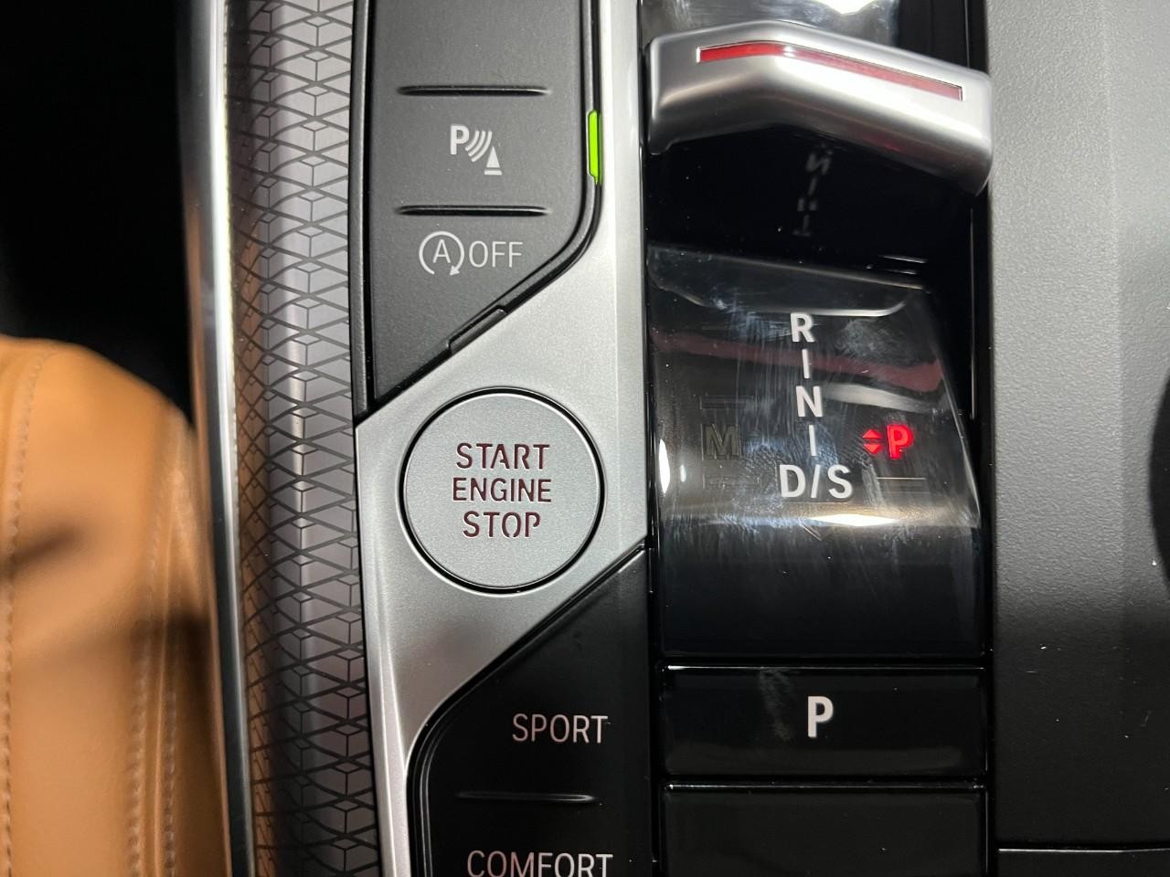 BMW 3 Series Vehicle Full-screen Gallery Image 30