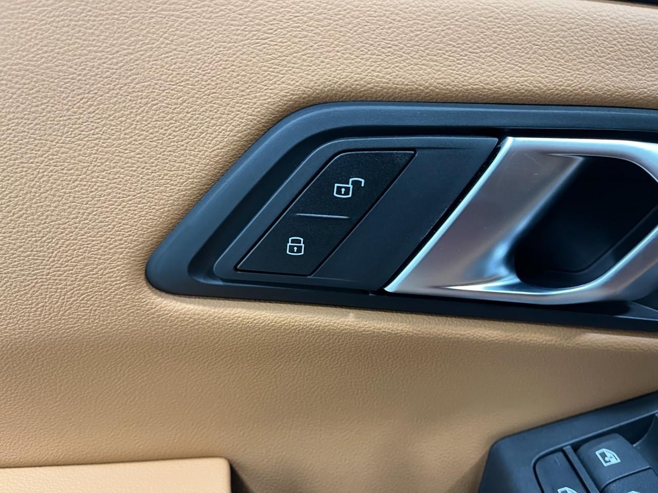 BMW 3 Series Vehicle Full-screen Gallery Image 32