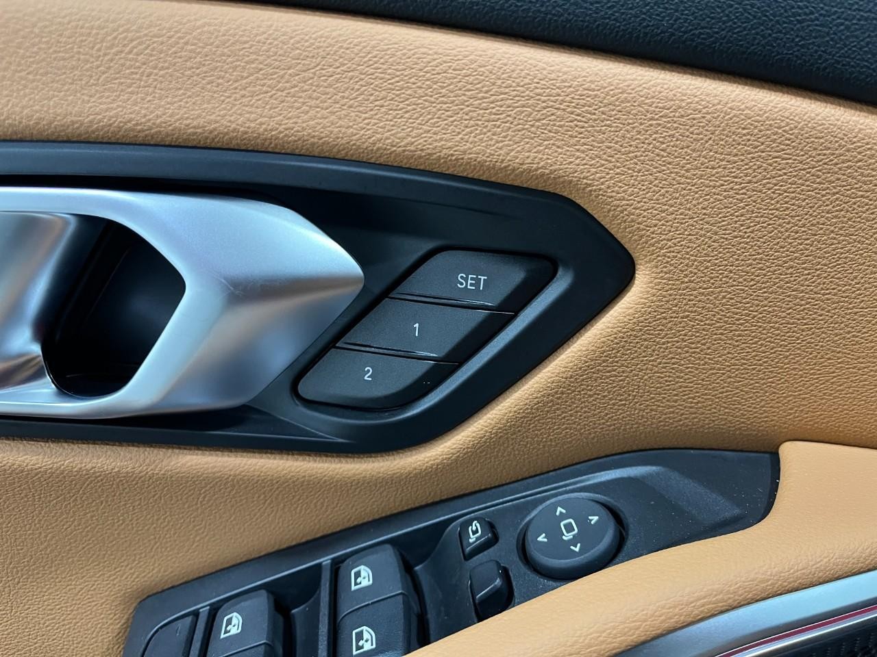 BMW 3 Series Vehicle Full-screen Gallery Image 33