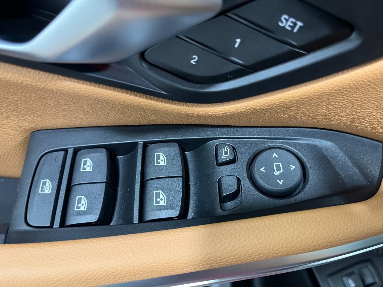 BMW 3 Series Vehicle Full-screen Gallery Image 34