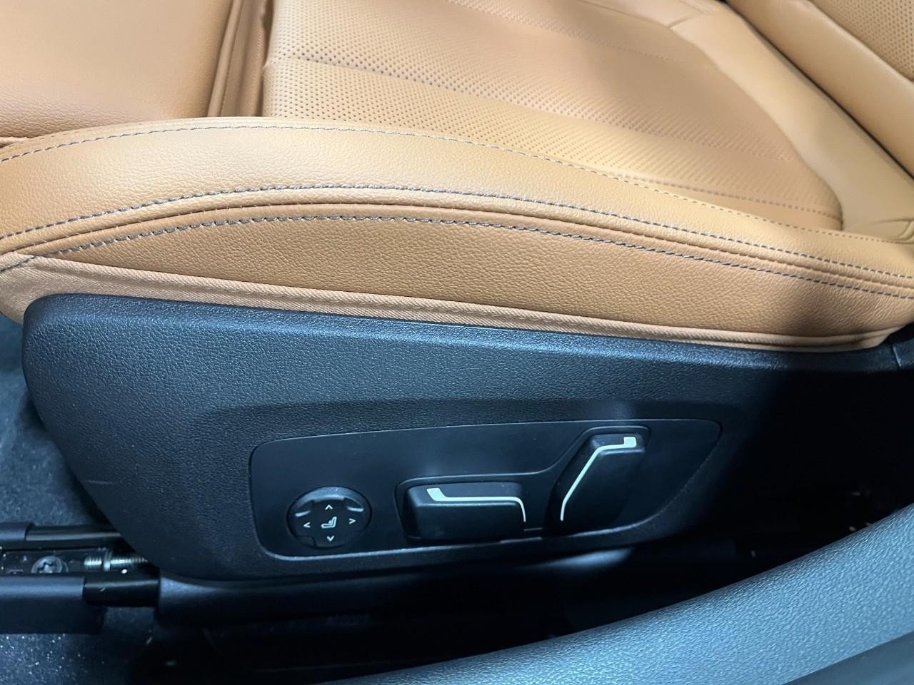 BMW 3 Series Vehicle Full-screen Gallery Image 35