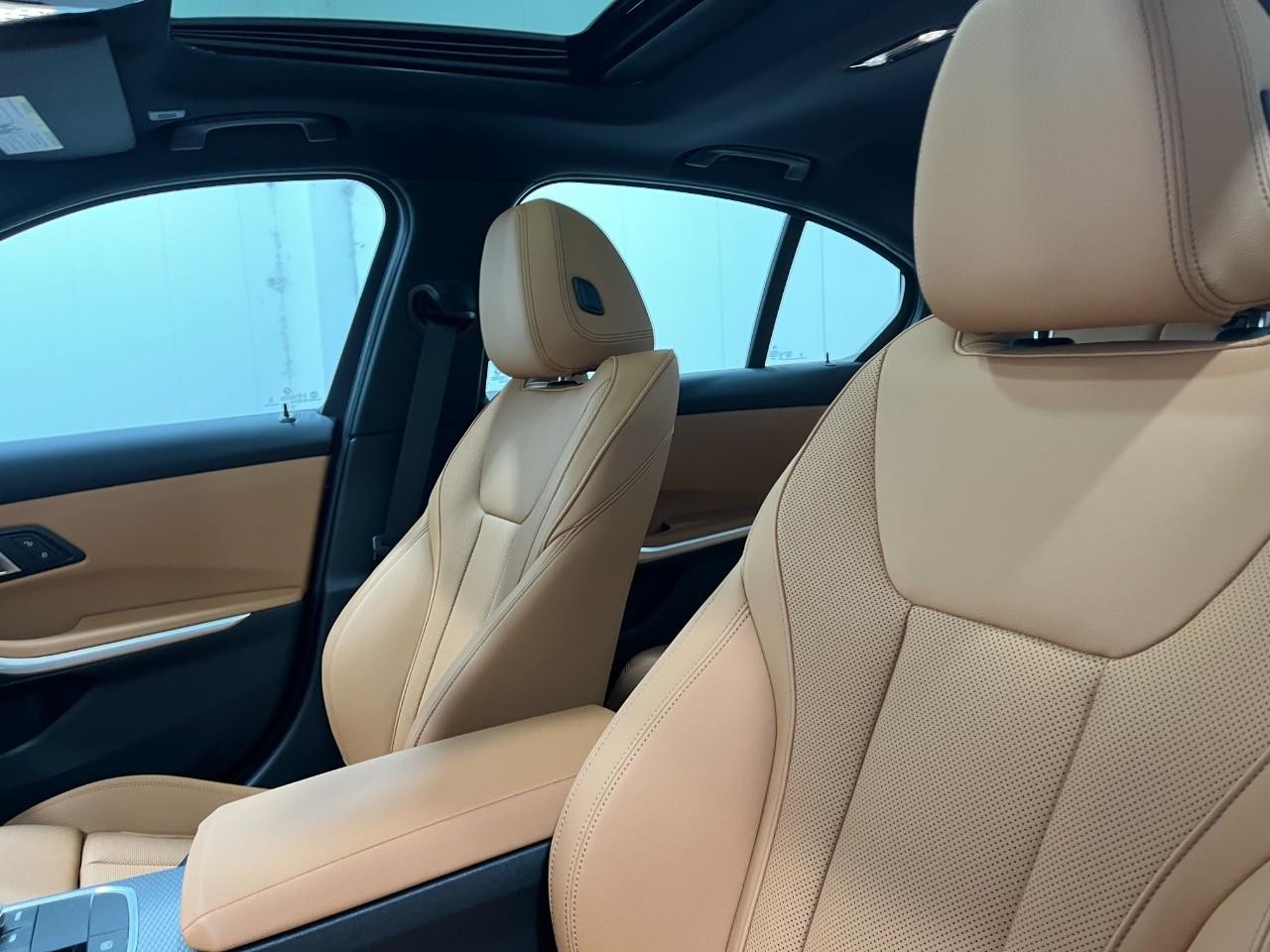 BMW 3 Series Vehicle Full-screen Gallery Image 36