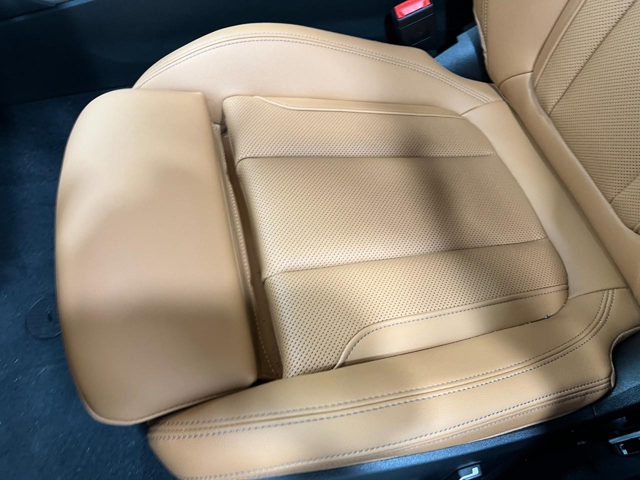 BMW 3 Series Vehicle Full-screen Gallery Image 37