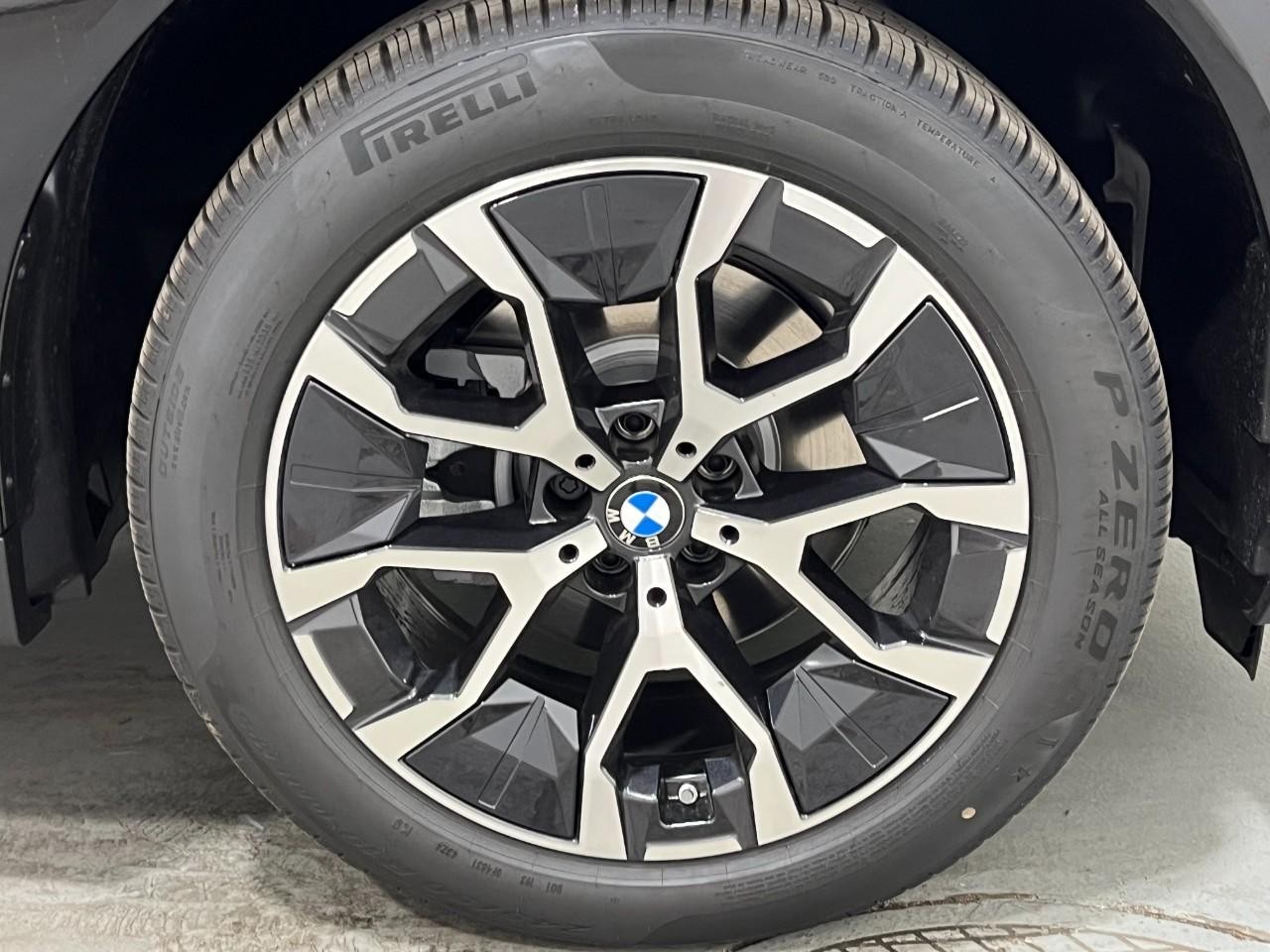 BMW X3 Vehicle Full-screen Gallery Image 5