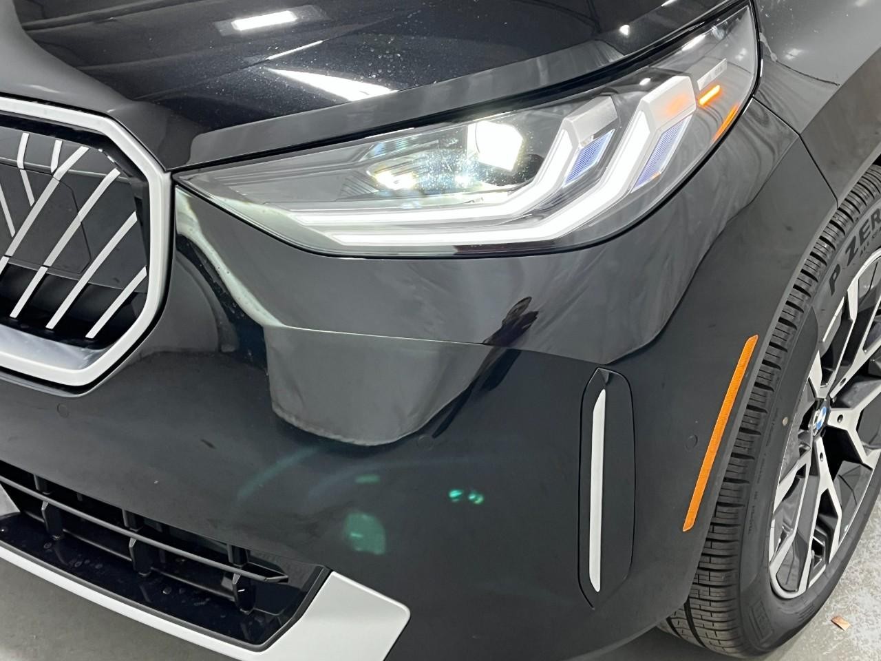 BMW X3 Vehicle Full-screen Gallery Image 9