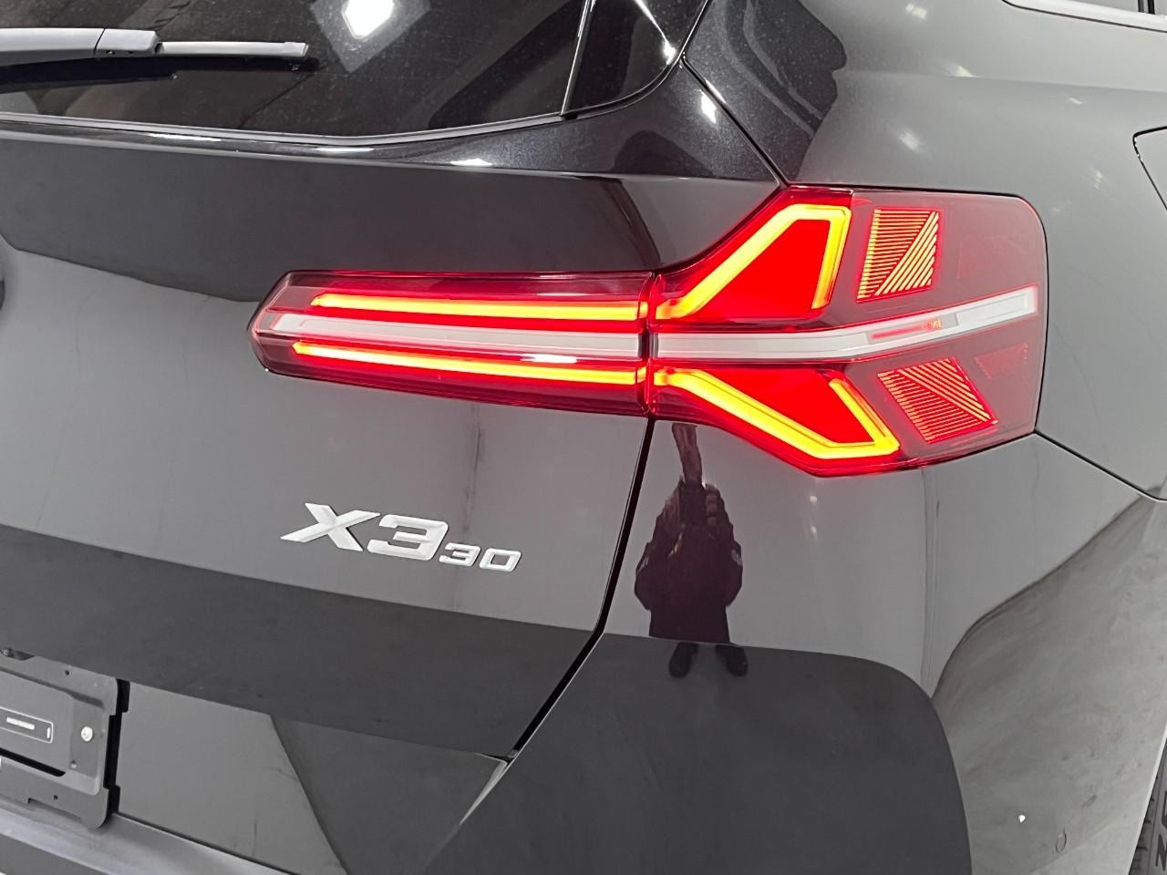 BMW X3 Vehicle Full-screen Gallery Image 12