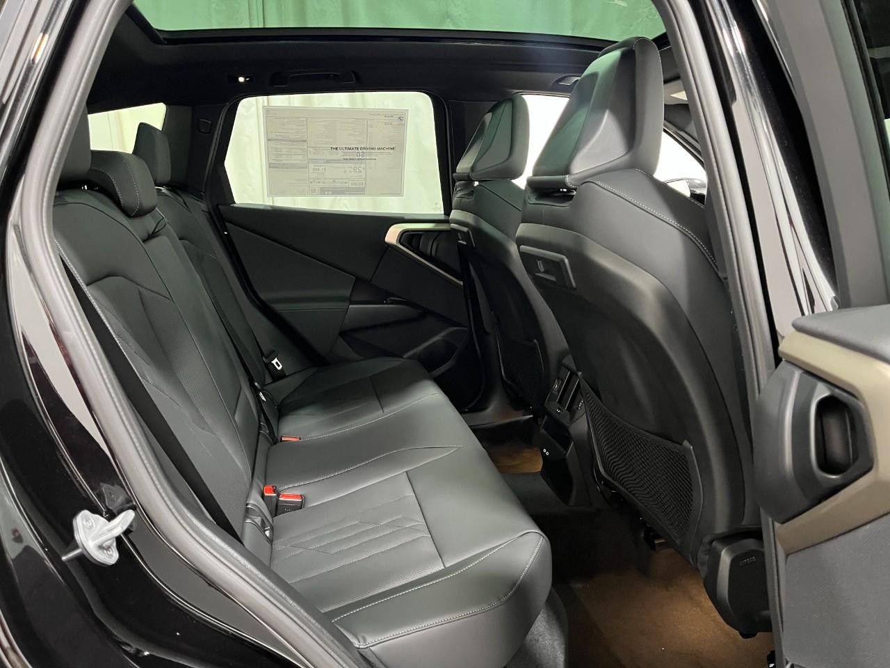 BMW X3 Vehicle Full-screen Gallery Image 13