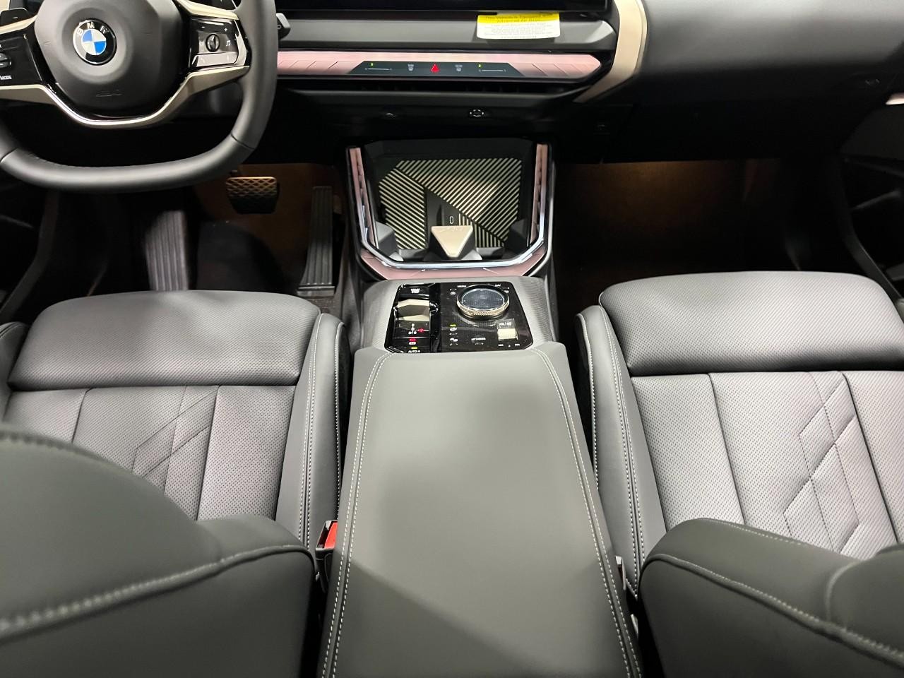 BMW X3 Vehicle Full-screen Gallery Image 17