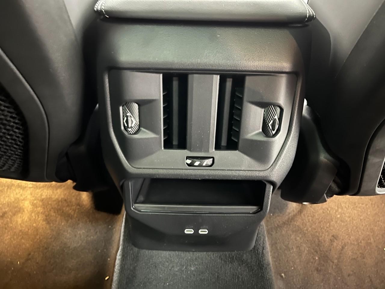 BMW X3 Vehicle Full-screen Gallery Image 18