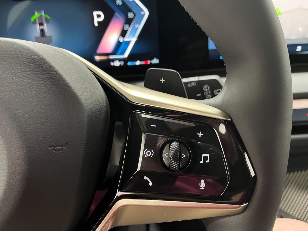 BMW X3 Vehicle Full-screen Gallery Image 23