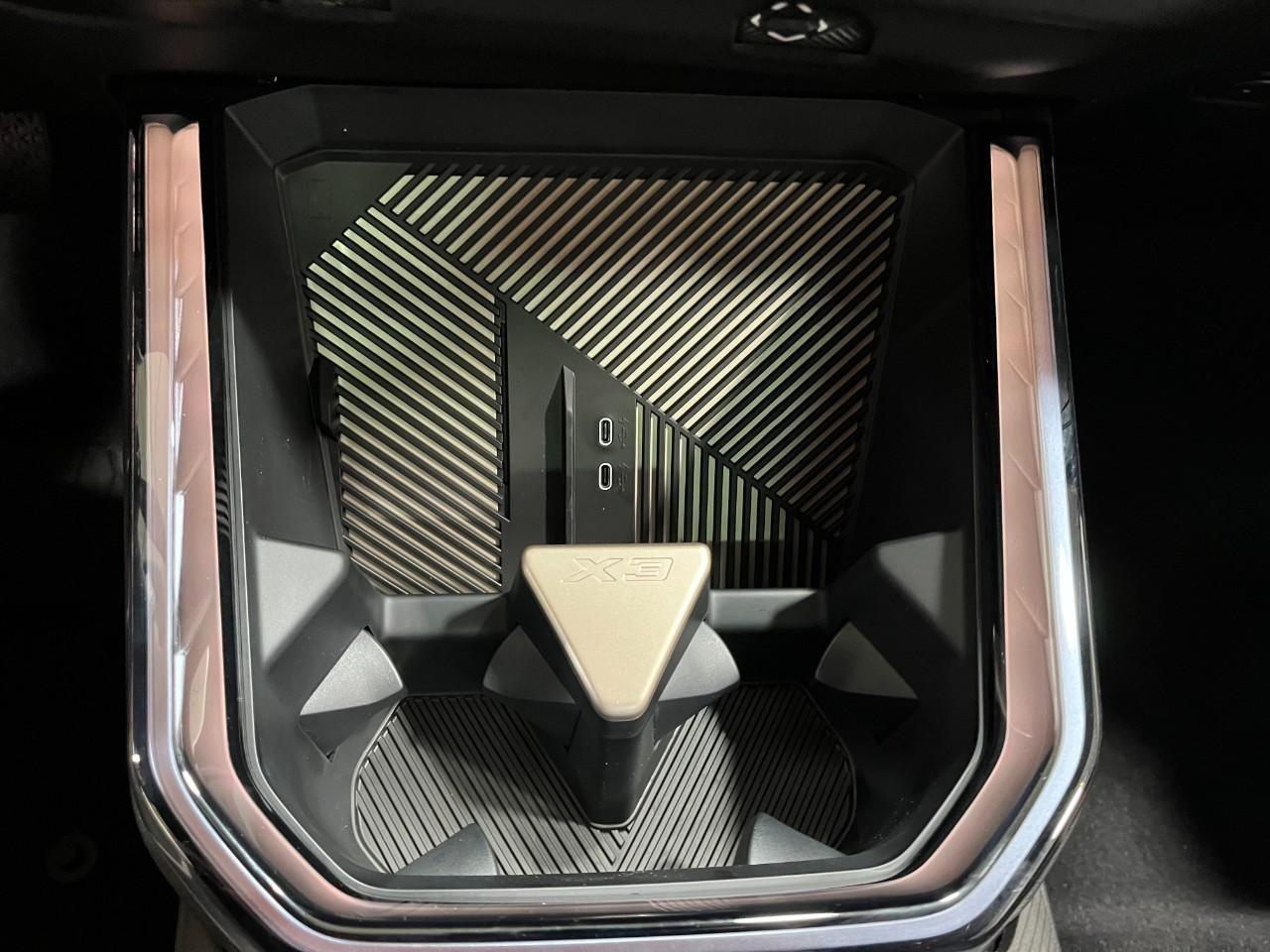 BMW X3 Vehicle Full-screen Gallery Image 27