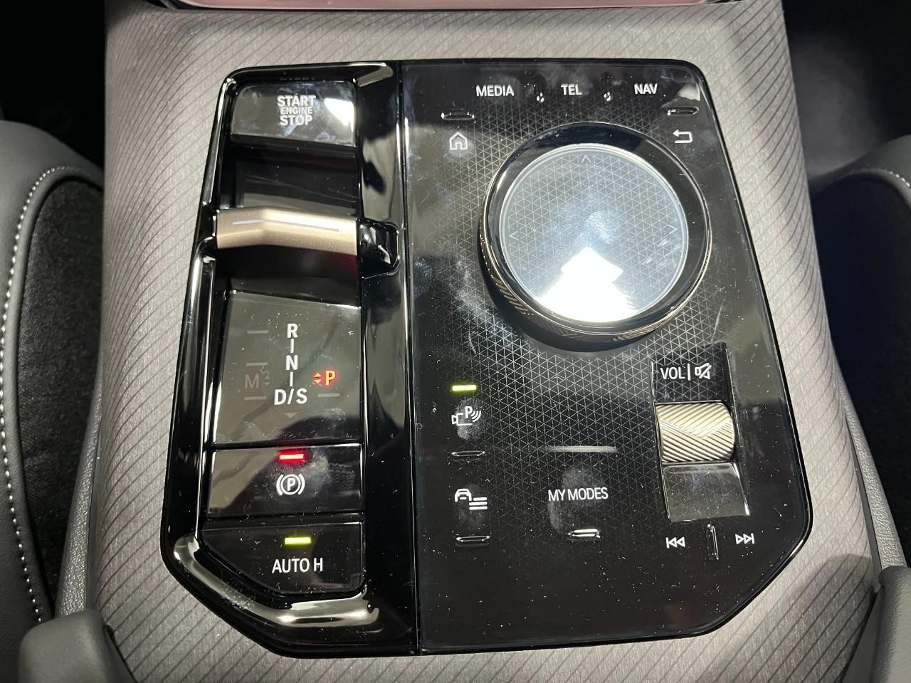 BMW X3 Vehicle Full-screen Gallery Image 28