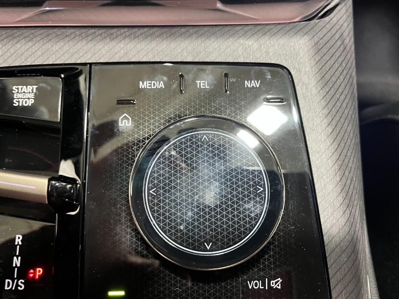 BMW X3 Vehicle Full-screen Gallery Image 29