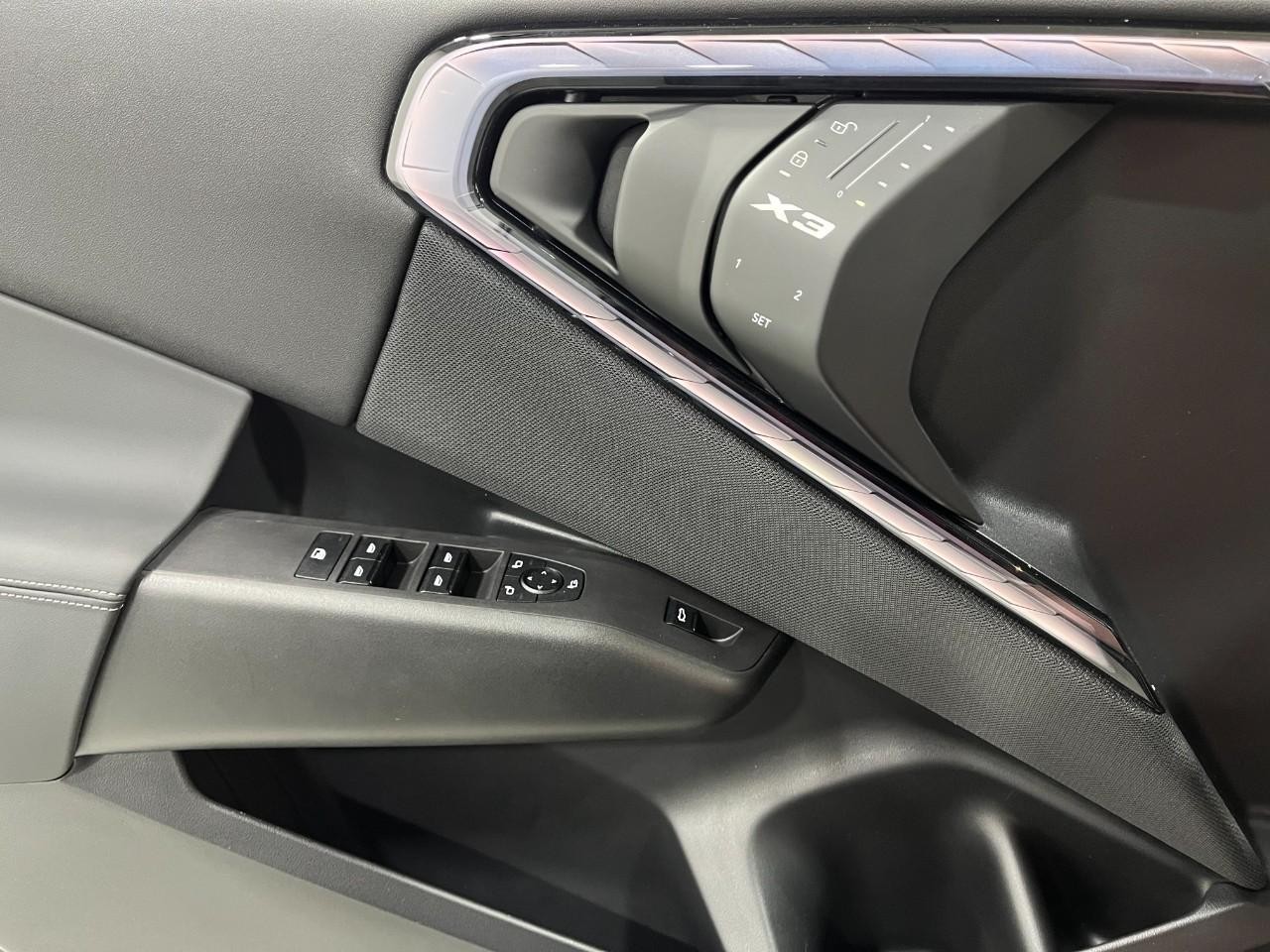 BMW X3 Vehicle Full-screen Gallery Image 31