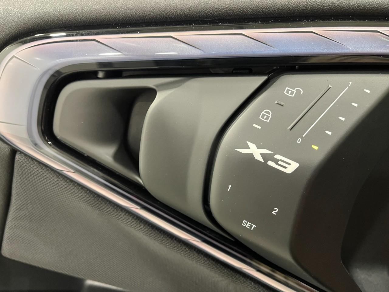 BMW X3 Vehicle Full-screen Gallery Image 32