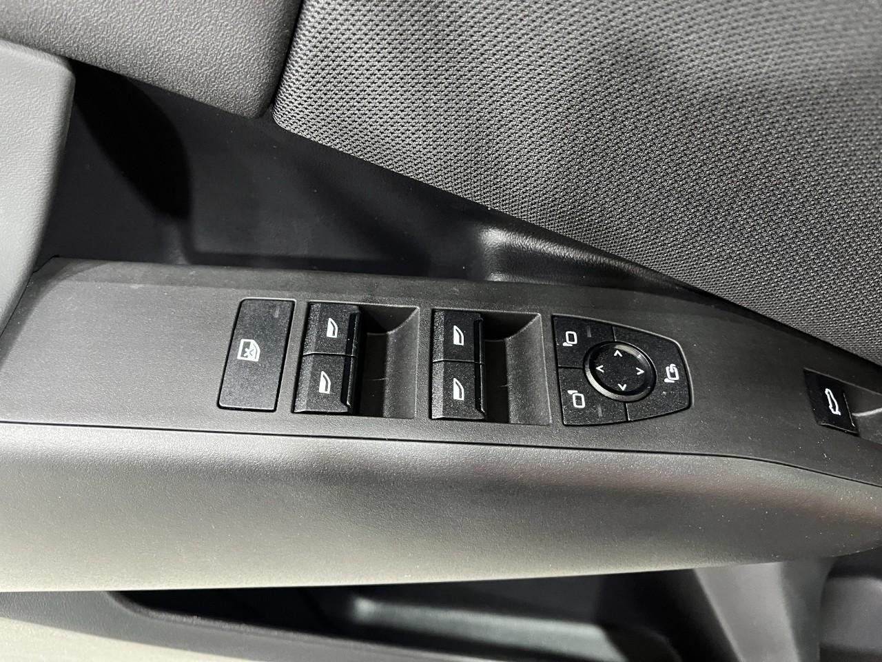 BMW X3 Vehicle Full-screen Gallery Image 33