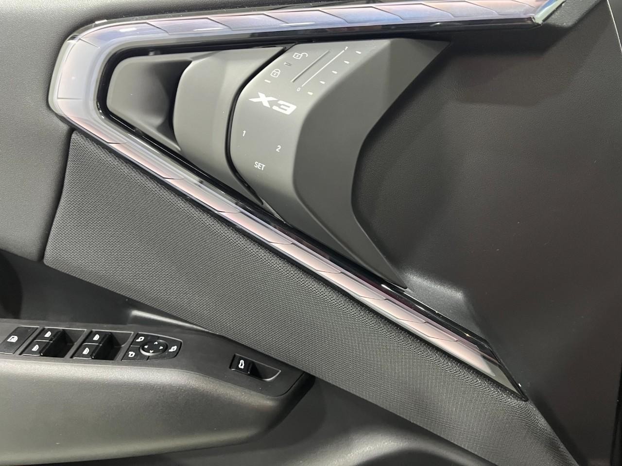 BMW X3 Vehicle Full-screen Gallery Image 34