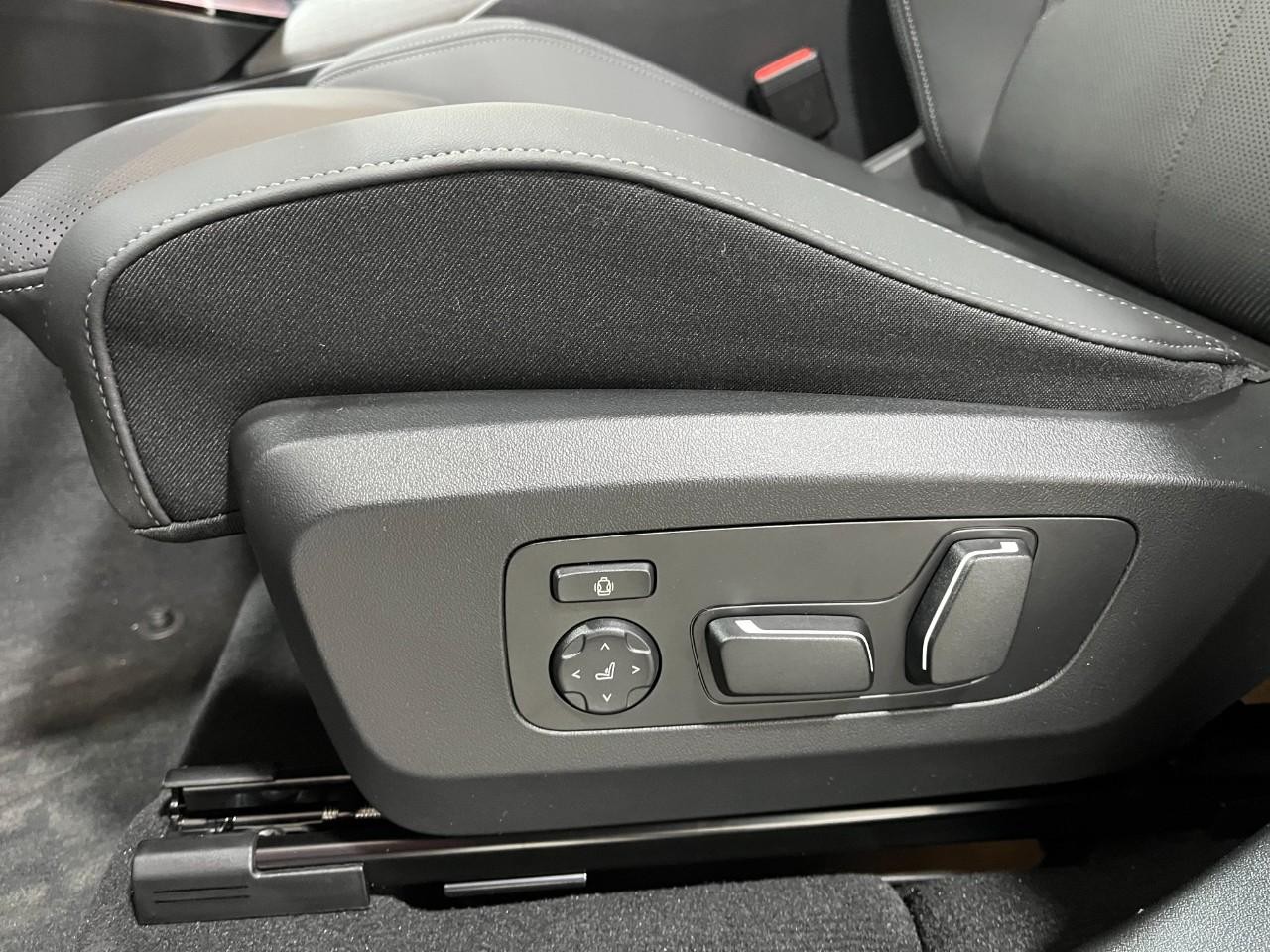 BMW X3 Vehicle Full-screen Gallery Image 35