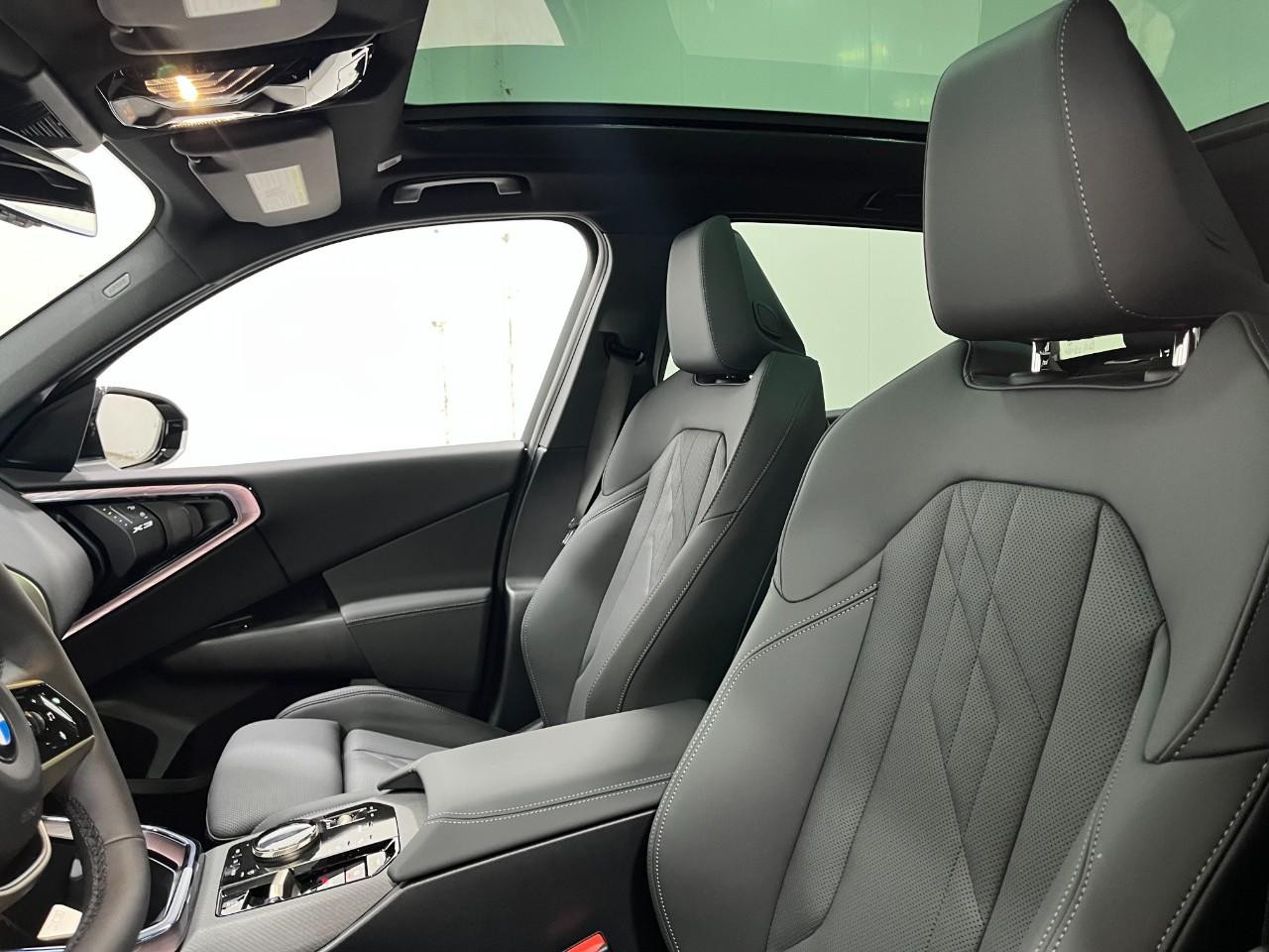 BMW X3 Vehicle Full-screen Gallery Image 36