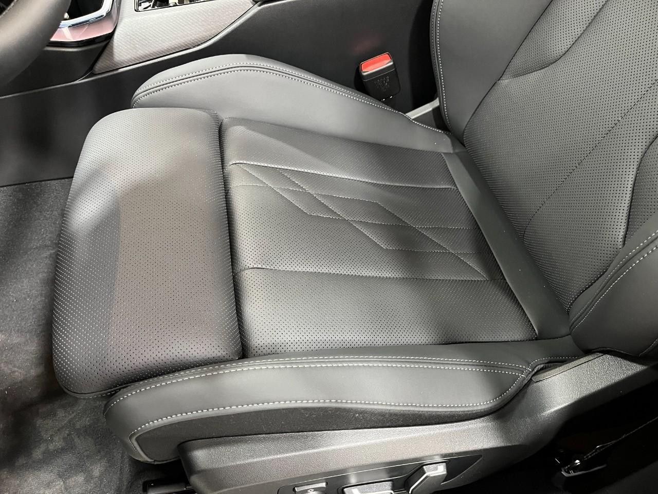 BMW X3 Vehicle Full-screen Gallery Image 37