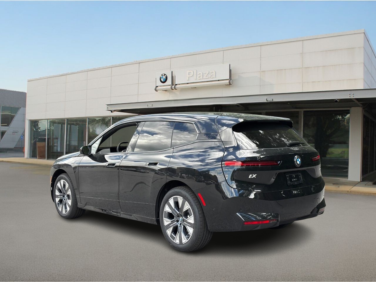 BMW iX Vehicle Full-screen Gallery Image 3