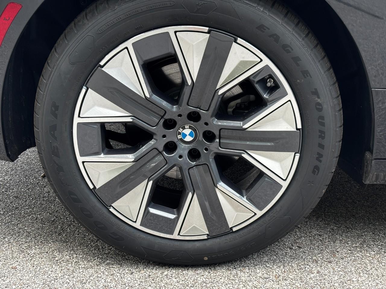 BMW iX Vehicle Full-screen Gallery Image 5