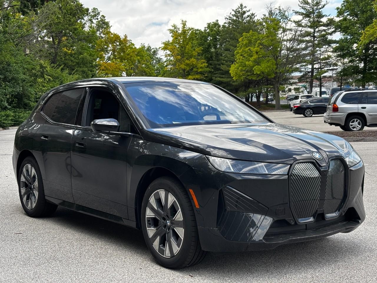 BMW iX Vehicle Full-screen Gallery Image 6