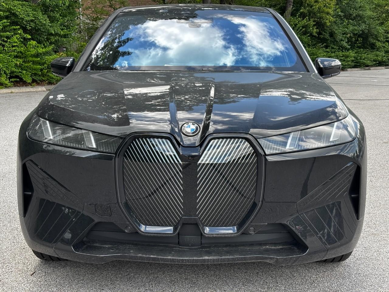 BMW iX Vehicle Full-screen Gallery Image 7