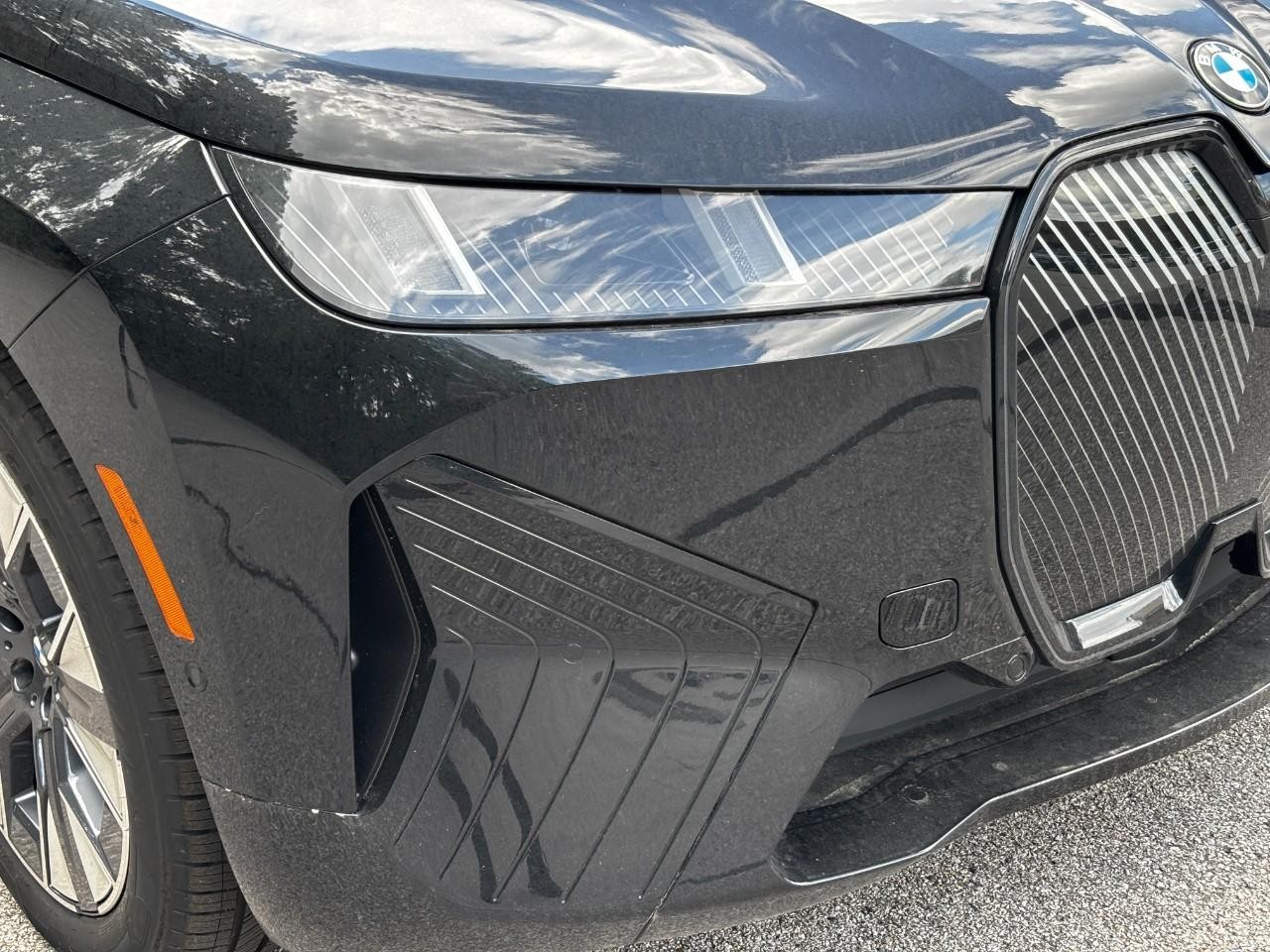 BMW iX Vehicle Full-screen Gallery Image 8