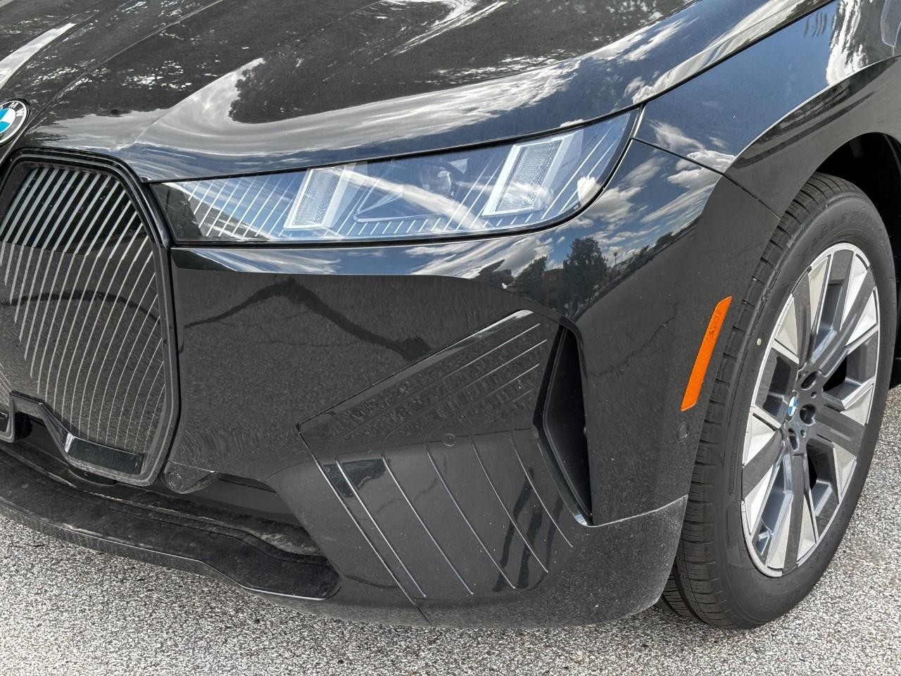 BMW iX Vehicle Full-screen Gallery Image 9