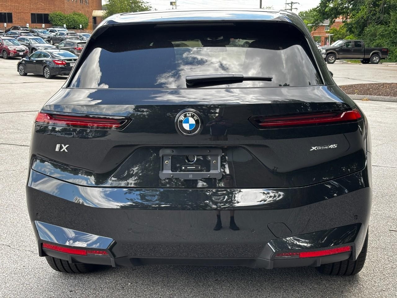 BMW iX Vehicle Full-screen Gallery Image 10