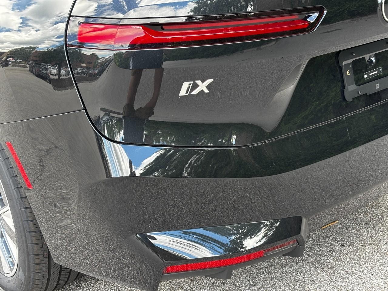 BMW iX Vehicle Full-screen Gallery Image 11