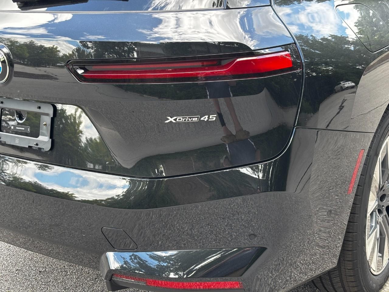 BMW iX Vehicle Full-screen Gallery Image 12