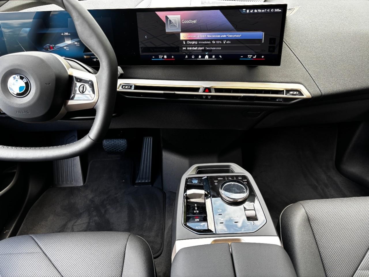 BMW iX Vehicle Full-screen Gallery Image 16